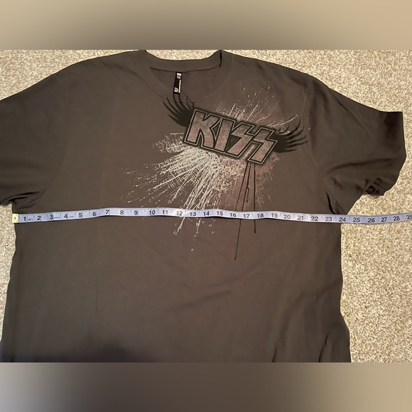 Kiss Grey T-Shirt By Designbyhumans Size XXL - Picture 8 of 8